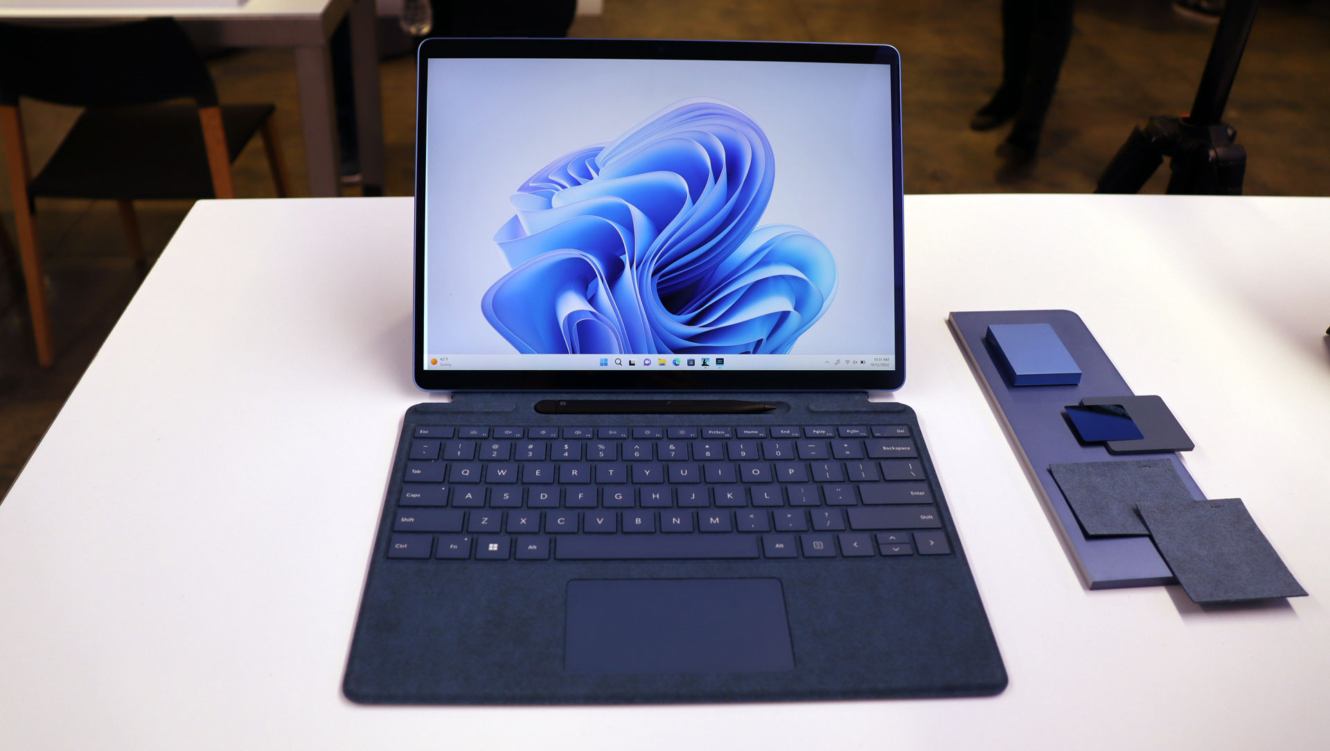 Microsoft Surface Pro 9 открывается спереди, видно перо